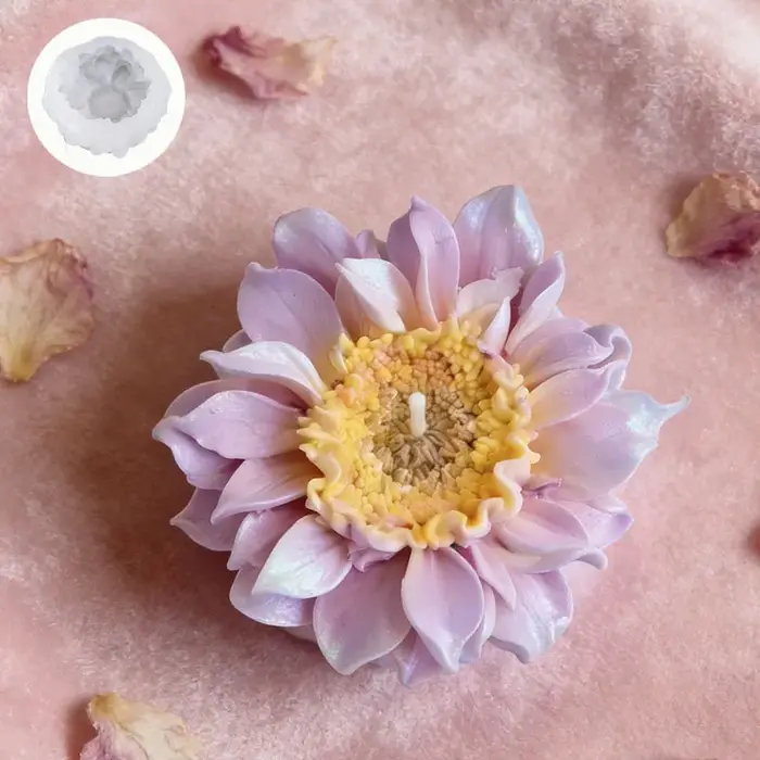 Ce moule à bougie en forme de dahlia présente un démoulage facile et des détails exquis