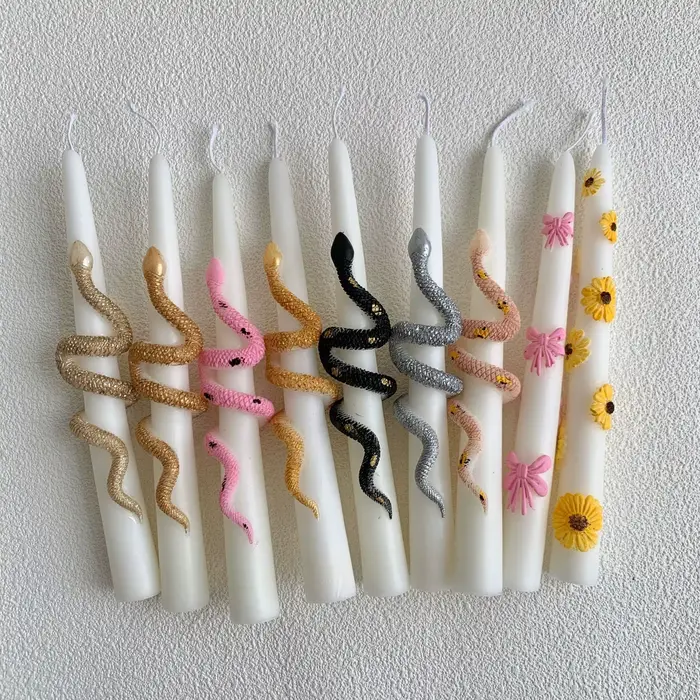 Bougie conique Daisy Bow dessinée à la main