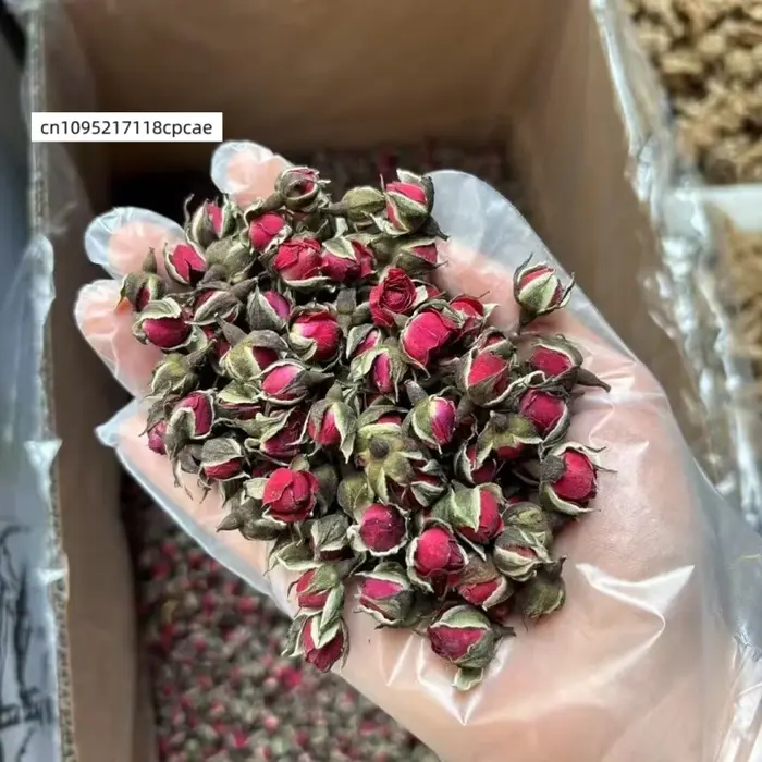 Bourgeons et pétales de roses rouges séchées naturelles et parfumées