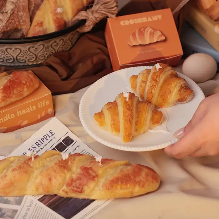 Bougie parfumée faite à la main en forme de pain factice avec parfum de gâteau