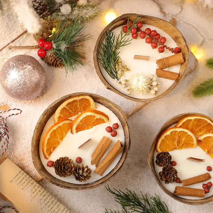 Bougie parfumée en forme de bol de noix de coco avec fleurs séchées