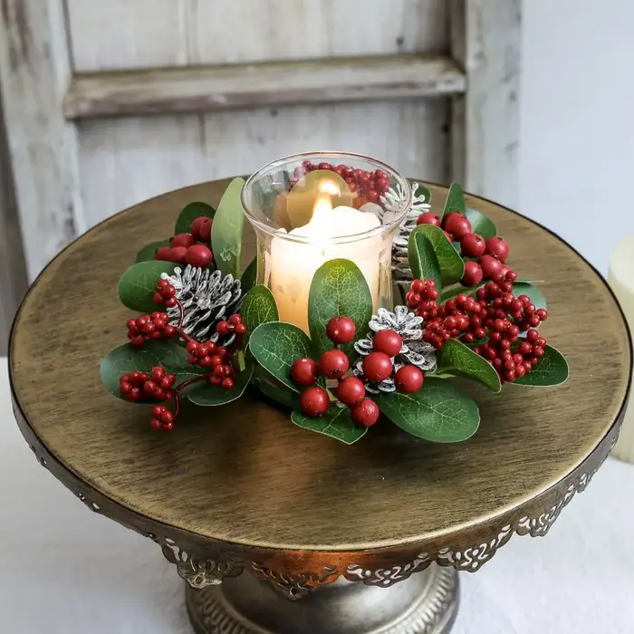 Bougeoirs parfumés, décorations de noël, pommes de pin décoratives, couronnes de baies rouges, centr
