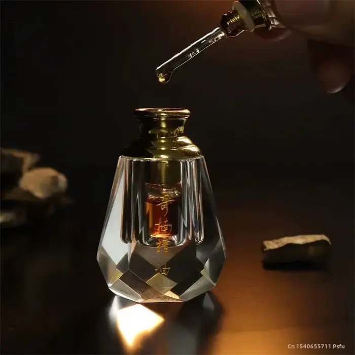 Huile parfumée riche en Oud et en bois d'agar pour fabrication de savons parfums et bougies aromatiques matériaux premiers pour arts et crafts création artisanale ambiance boisée longue durée