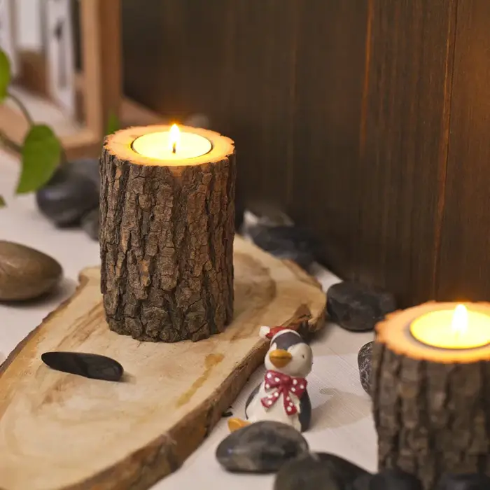 Un ensemble de bougeoirs en bois