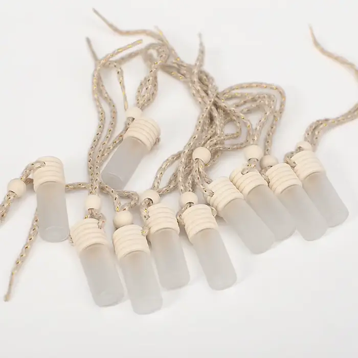 Vente en gros de 100 flacons de parfum pour voiture de 5 ml, diffuseur d'huiles essentielles avec bouchon en bois et cordelette.