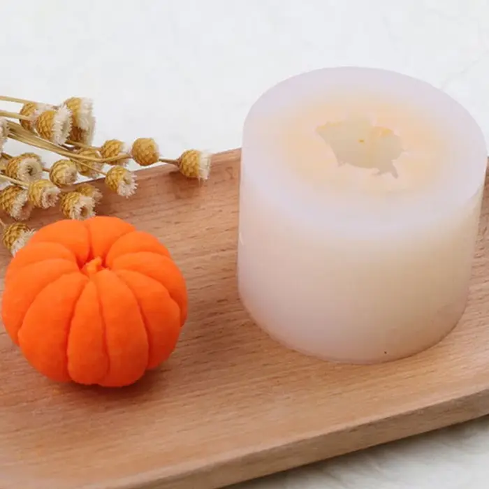 Un moule en silicone orange massif 3D pour bougie parfumée faite à la main