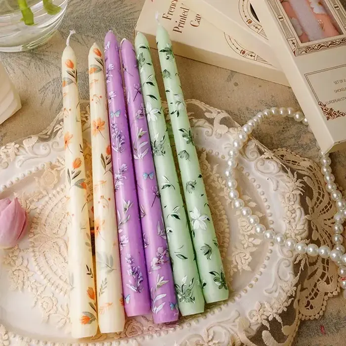 Bougies de mariage longues coniques imprimées à la main pour la décoration de salon romantique et élégante pour mariage ou soirée festive