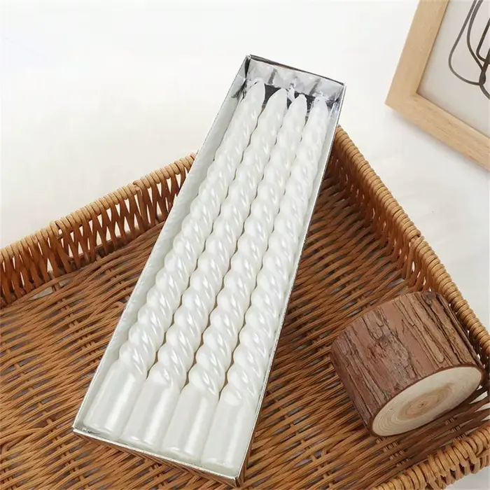 Bougies coniques noires pour dîners romantiques et cérémonies de mariage élégantes à offrir pour intérieur romantique