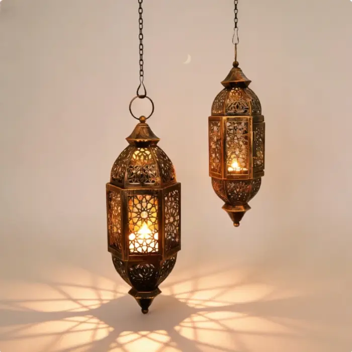 Lanterne marocaine en fer forgé ajourée style néo-classique pour décoration intérieure vintage rustique et mariage