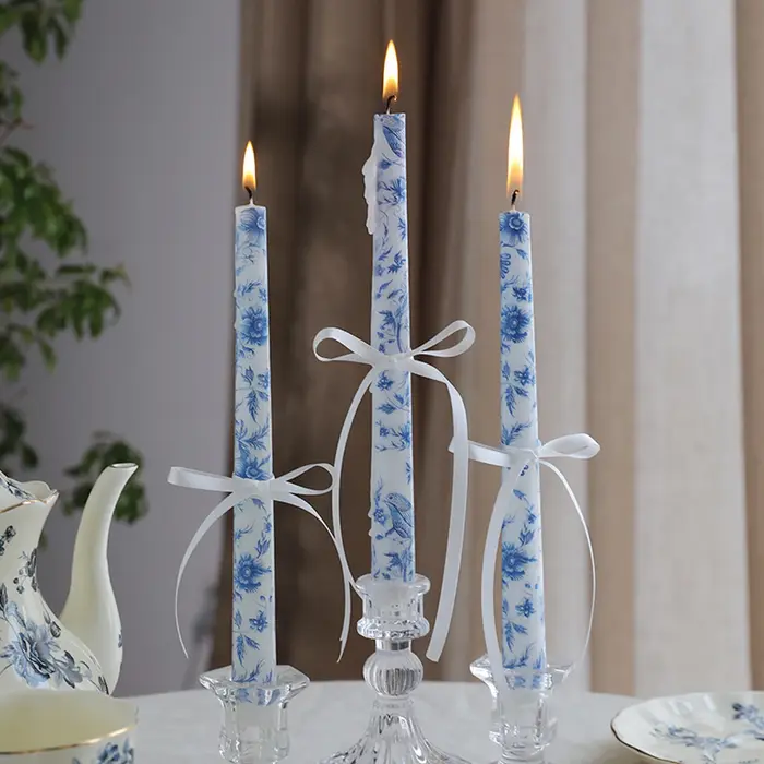 Bougies parfumées coniques bleues et blanches pour décoration d'intérieur dîner aux chandelles mariage anniversaire