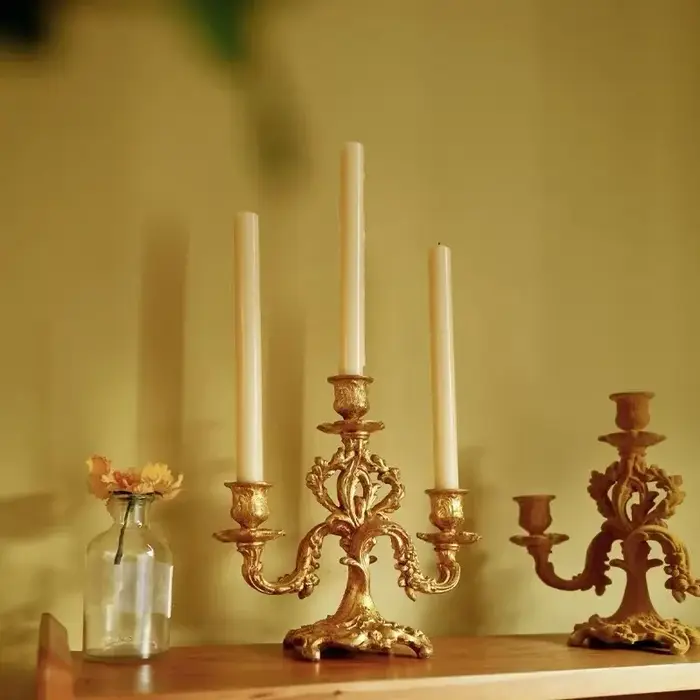 Candélabre en résine dorée sculpté à la française à 3 bras