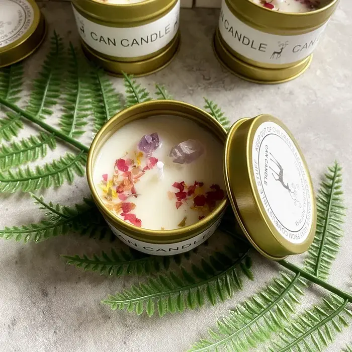 Bougie parfumée en pierre de cristal avec fleurs sèches et touche d'argent pour ambiance relaxante et décoration sophistiquée pour maison et occasions spéciales